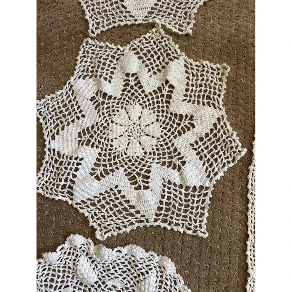 Vintage White Hand Crochet Lace Table Runner and Doily Lot 5pc Floral Victorian